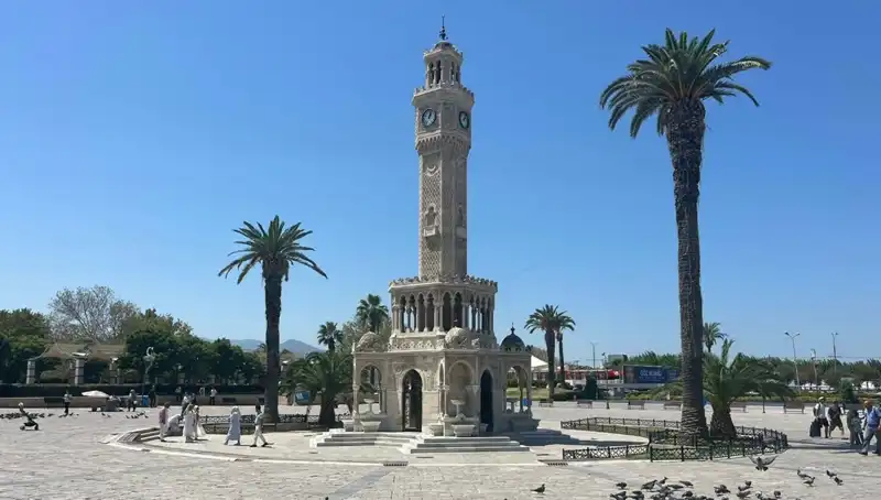 İzmir'de Sıcak Hava Dalgası: Meydanlar Boş, Sıcaklıklar Rekor Kırıyor