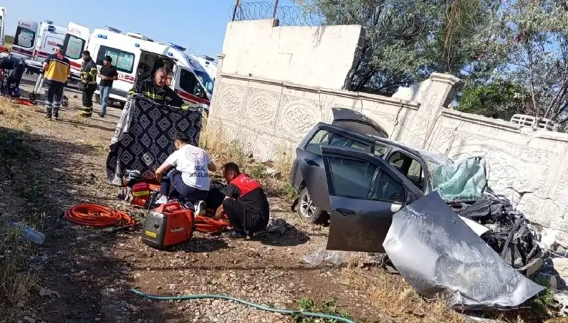 Lastiği Patlayan Araç İstinatt Duvarına Çarptı: 1 Ölü, 6 Yaralı