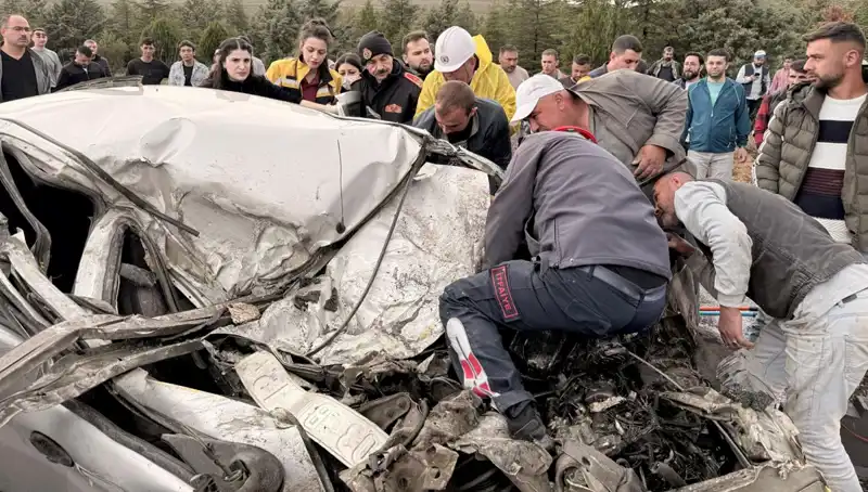 TIR ile Yaşanan Korkunç Kaza: Araç Kağıt Gibi Ezildi