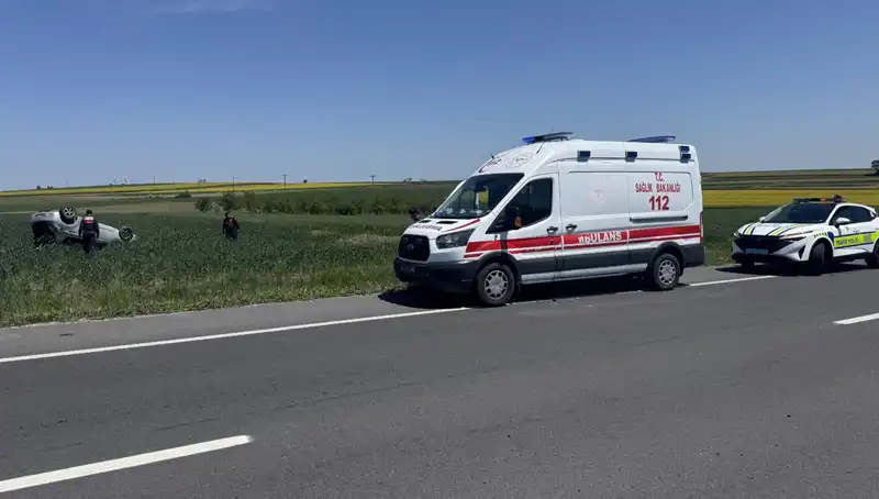 Edirne'de Devrilen Otomobil Kazasında Sürücü ve Eşi Yaralı