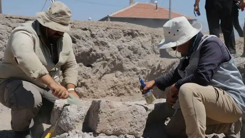 İç Anadolu'daki Mozaik Kazıları: Tarihin Derinliklerine Işık Tutuyor