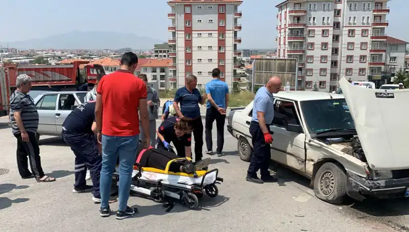 Kavşakta Meydana Gelen Kazada İki Kişi Yaralandı: Olayın Ayrıntıları