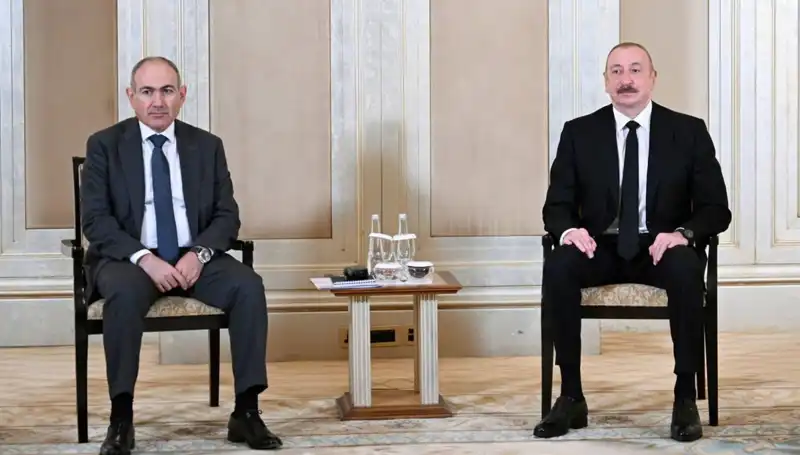 Aliyev ve Paşinyan'dan Tarihi Buluşma: Barış İçin Abu Dabi'de Bir Araya Geldiler