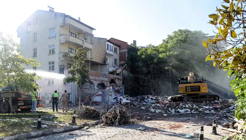 Sındırgı'da Deprem Artçıları Hız Kesmeden Devam Ediyor: Neler Oluyor?