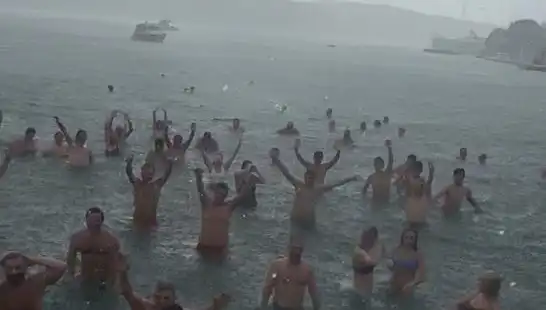 İstanbul’un Bebek Koyu’nda Yağmur Dına, Plaj Keyfi Devam Ediyor!