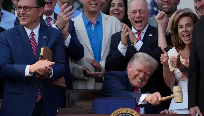 Trump, "Büyük ve Güzel Yasa Tasarısı"nı İmzayla Tarihe Geçirdi!