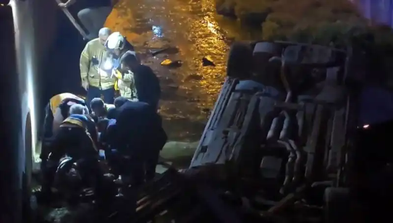 Sürücü Kaçtı, Yaralıyı İtfaiye Ekibi Kurtardı: Olay Anı ve Detaylar