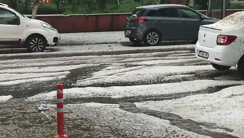 Ardahan'da Dolu Yağışı Şehri Beyaza Bürüdü: Doğa Olayı Hayran Bıraktı