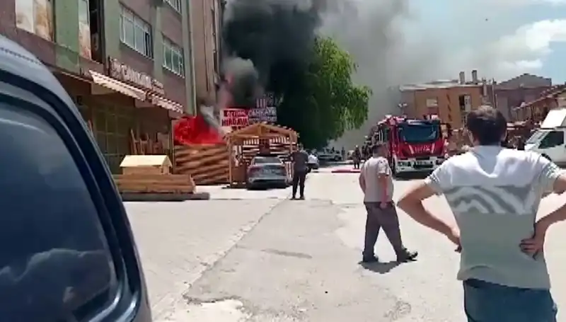 Ankara’da İş Yerlerini Kapsayan Büyük Yangın Paniğe Neden Oldu