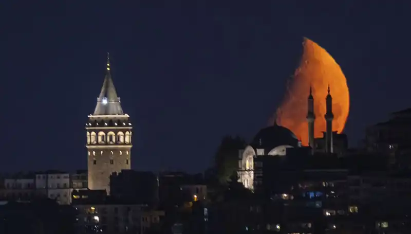 İstanbul’da Yarım Ay’ın Büyüleyici Güzelliği Şehri Sarhoş Etti