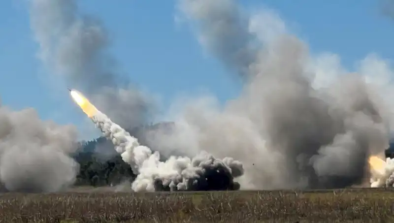 Avustralya'da Tarihi An: HIMARS Sisteminden İlk Atış Gerçekleşti