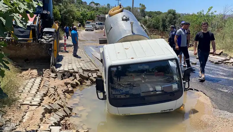 Bodrum'da Su Hattı Patladı, Tanker Çukura Düştü: Acil Durum!