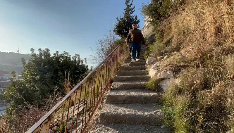 Uçurumun Kenarında Yapılandırılan Evler: 107 Basamaklı Merdivenin Zorluğu