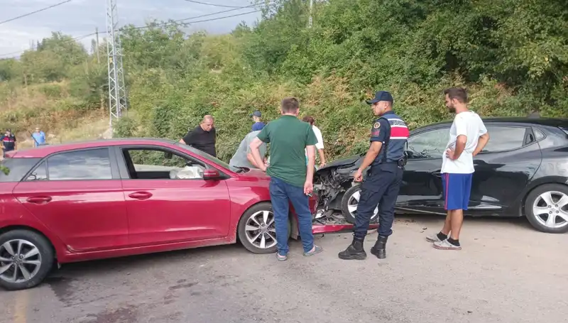 Karamürsel'de Feci Kaza! İki Otomobil Çarpıştı, 4 Kişi Yaralandı