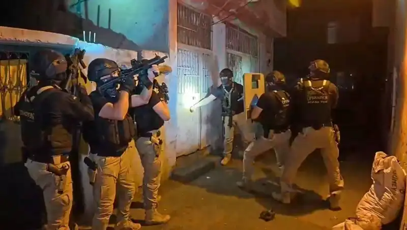 İstanbul'da DAEŞ Operasyonu: 18 Gözaltı ile Şok Gelişmeler