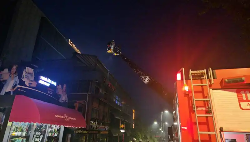 Beşiktaş'ta Yangın: 3 Katlı Restoranda Korkutan Yangın Patlak Verdi