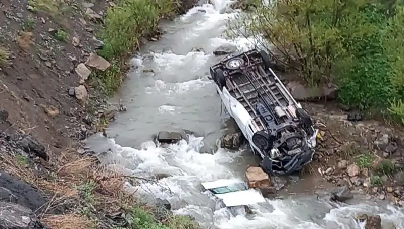 Hakkari'de Minibüs Devrildi, Derede Can Pazarı: İki Ölü, Üç Yaralı