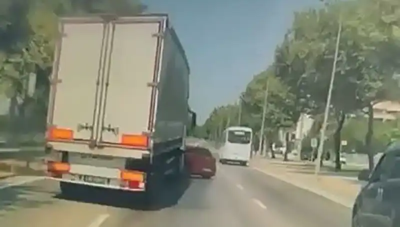 Bursa'da Kör Nokta Kazası: Trafik Güvenliği Tehlikede!