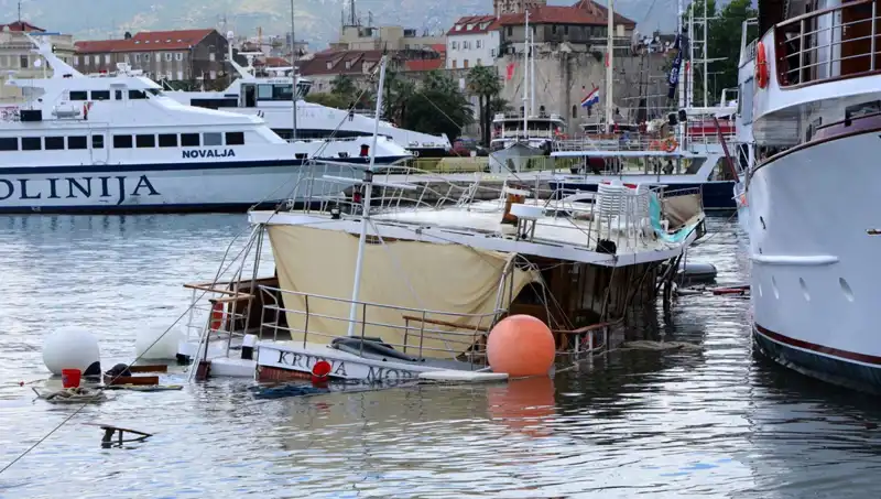 Hırvatistan’da Yağış ve Fırtına: Feribotun Çarptığı Gemi Battı!