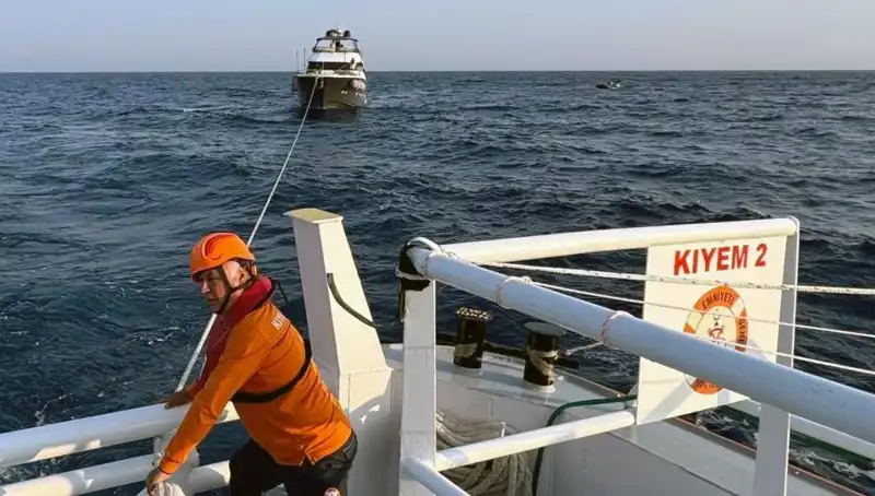 Marmaris Açıklarında Tehlikede Sürüklenen Tekne Başarıyla Kurtarıldı