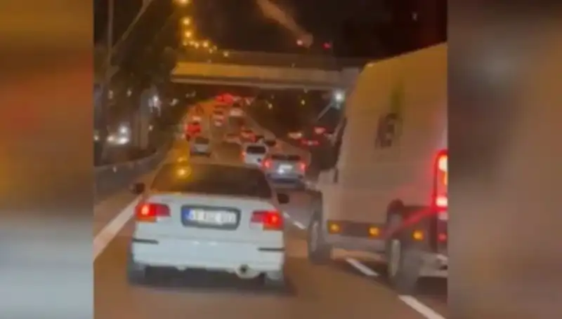 Tuzla'da Makas Terörü: Sürücünün Çarpıp Kaçma Anı Güvenlik Kamerasında