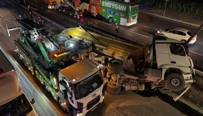 Moloz Yüklü Hafriyat Kamyonu Devrildi: Kaza Anında Neler Yaşandı?