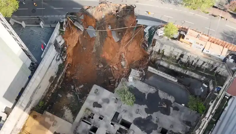 Sarıyer'de Ciddi Yol Çökmeleri: Trafik Kaosu Başladı!