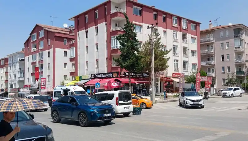 Taksi ve Otomobil Çarpıştı: Şehir Merkezinde Kaza Ormanı Ortaya Çıktı