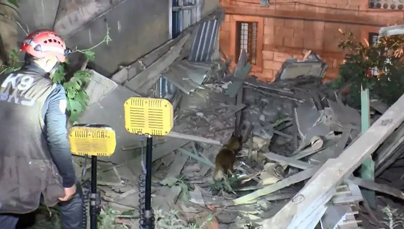 İstanbul'da Deprem Sonrası Görülen Bina Çöktü: Uzmanlar Ne Diyor?