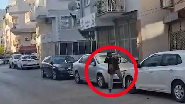 İzmir'de Sıra Dışı Olay: Saldırgan ile Güvenlik Güçleri Arasında Çatışma