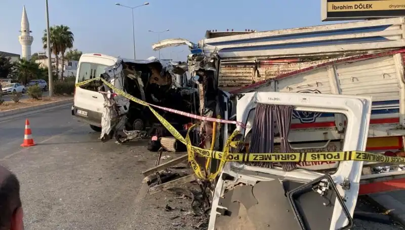Mersin'de Tatil Yolunda Şok Edici Kaza: İki Can Gitti, 10 Yaralı