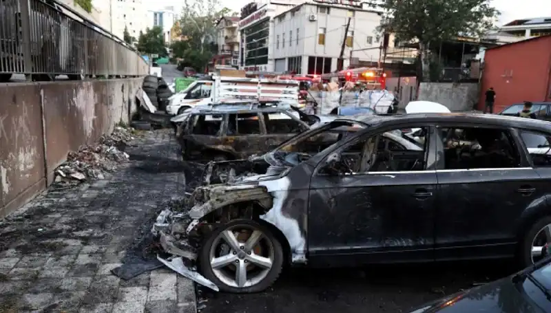 Sanayide Tamir Bekleyen Araçlarda Büyük Yangın: 20 Araç Alev Alev Yandı