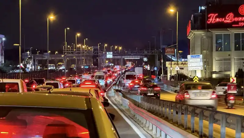 Yenibosna Metrobüs Yaya Üst Geçidi İçin Çalışmalar Başladı!