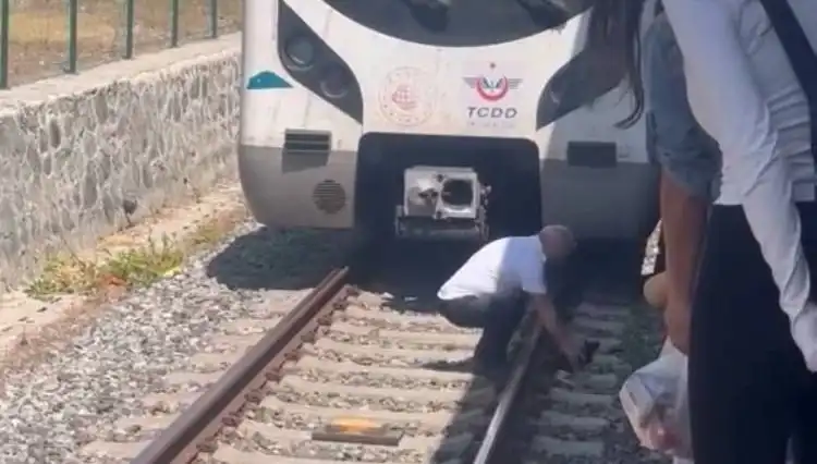 Marmaray'da Hayvan Sevgisi: Makinistin Kediyi Kurtarma İnisiyatifi