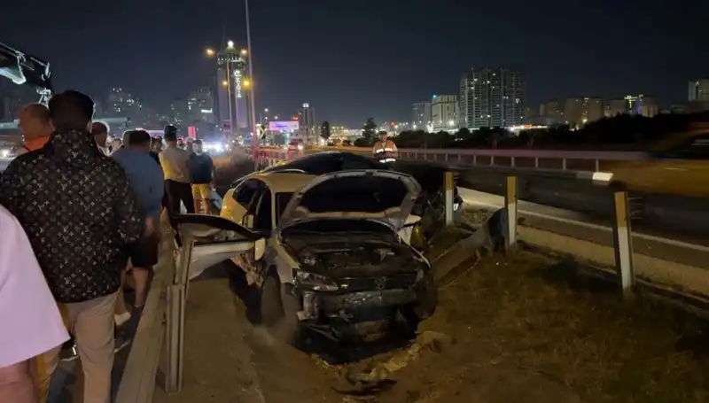 Makas Atan Sürücü Trafik Kazasında İki Automobili Boşluğa Düşürdü
