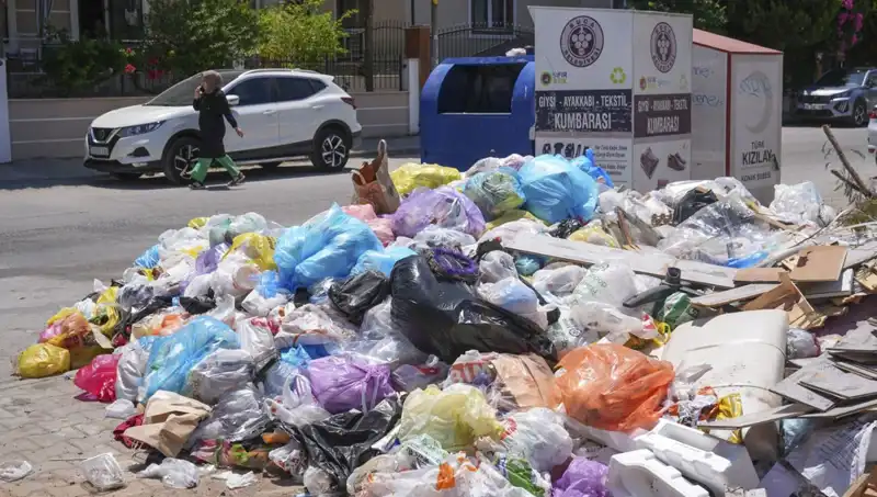 İzmir'de Çöp Yığınları: Kentin Temizlik Sorunu Giderek Büyüyor