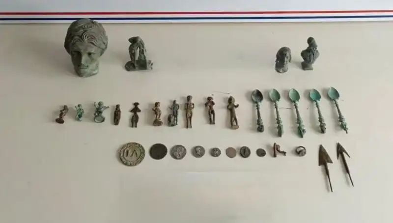Roma Dönemine Ait Tarihi Eserler Ele Geçirildi: Hırsızlık Çetesi Çökertildi