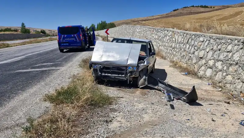Kontrolden Çıkan Otomobil, Duvara Çarpınca Dehşet Saçtı: İki Yaralı!