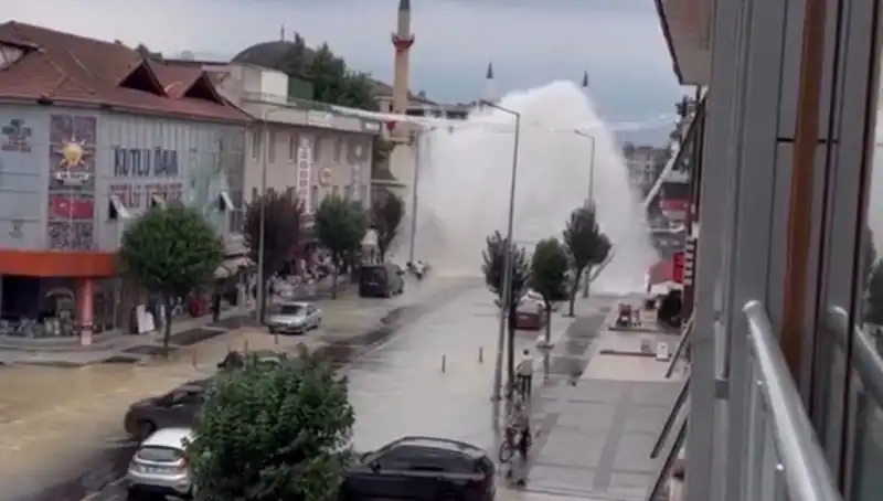 İçme Suyu Hattı Patladı, Şehir Suya Doydu: Fırtına Gibi Fışkıran Su!
