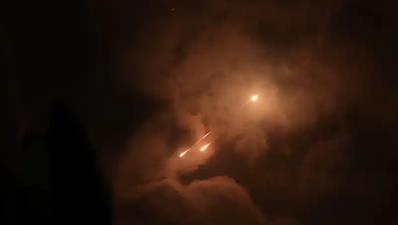 İran'ın Gece Saldırı Stratejisi: Füzelerin Gizemli Zamanlaması Neden Önemli?