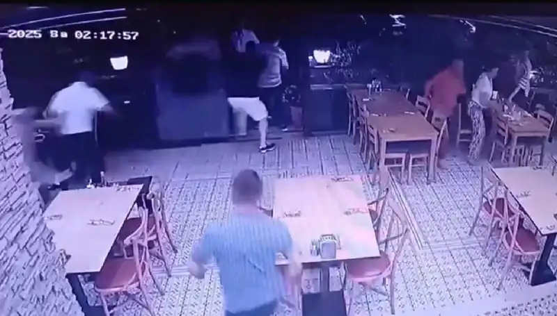 Deprem Anı: Güvenlik Kamerası Saniye Saniye Anbean Kaydetti