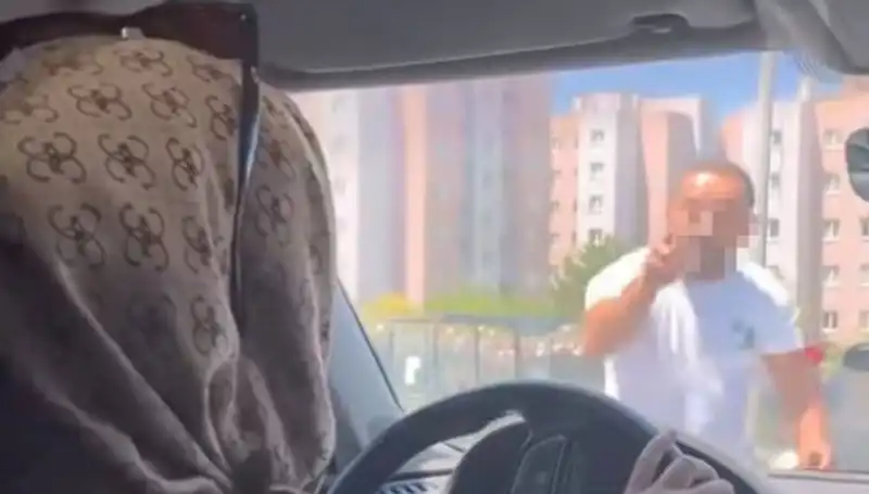 Traffikte Dehşet: Aracı Yumruklayan Sürücü Gözü Dönerek Önünü Kesti!