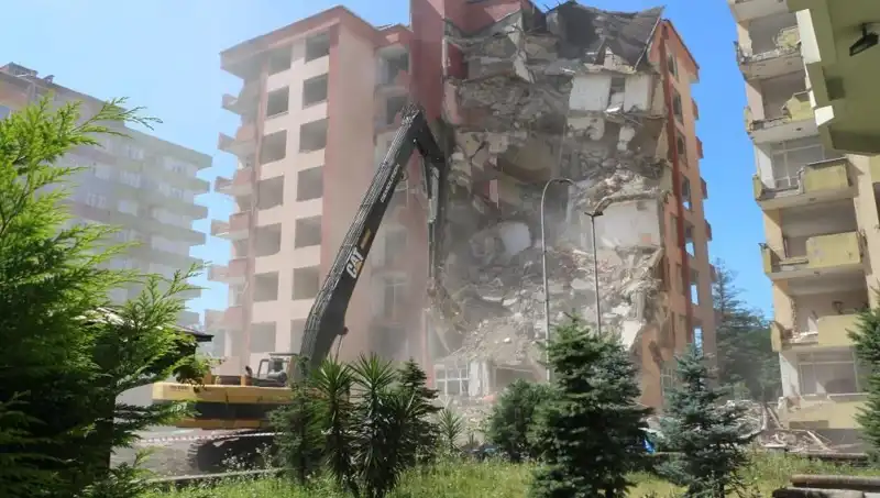 İki Bina Yıkımının Nedeni: Deprem Değil, Dalgalar!