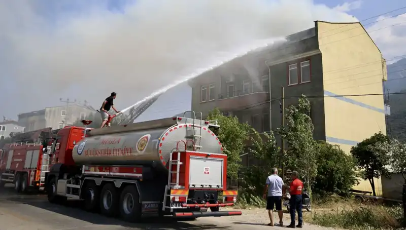 Çatı Katında Patlayan Yangın Alarmı: Olayın Detayları ve Kurtarma Müdahalesi