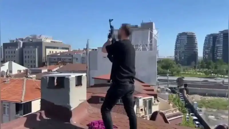 İstanbul'da Çatılara Sıçrayan Operasyon: Bacadan AK-47 mı Çıktı?