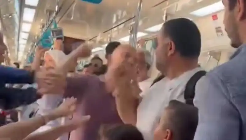 Marmaray'da Büyüyen Gerilim: Yumruklar Havada, Yolcular Şoke Oldu