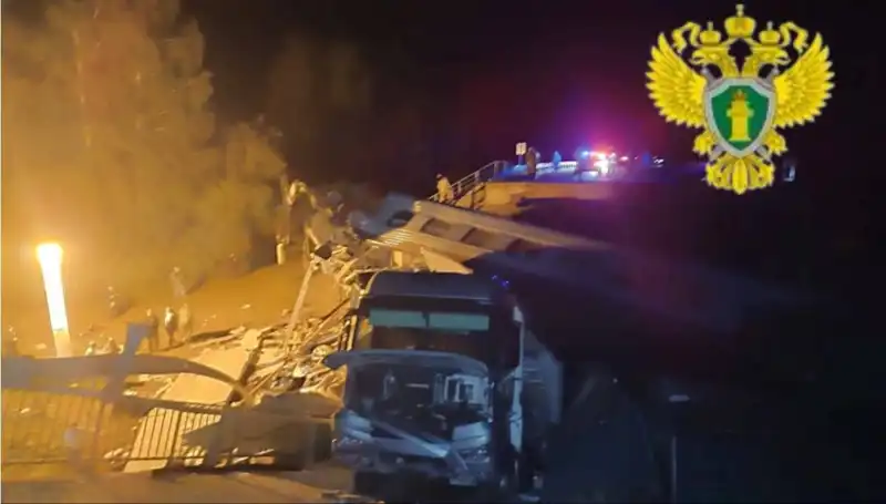 Rusya'daki Köprü Faciası: Tren Üzerine Çöktü, Ölüm Ve Yaralar Geldi