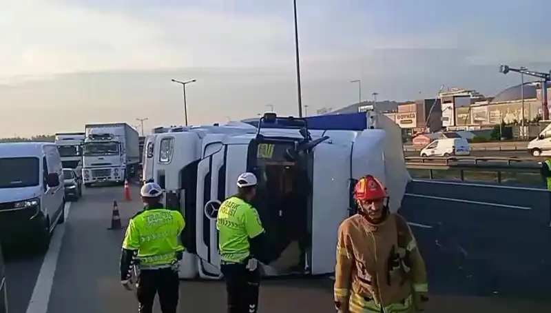 Pendik TEM Otoyolu'nda TIR Devrildi: İstanbul Yönünde Trafik Kilitlendi!