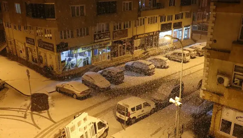 Bir Günde İki Mevsim Yaşanan Şehirde Baharın Sevinci ve Kışın Şaşkınlığı