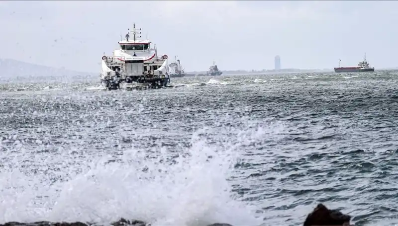İzmir'de Şiddetli Fırtına Vapur Seferlerini Durma Noktasına Getirdi!